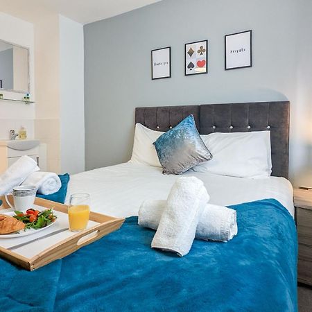 5-Bedroom Contractor House With 10 Beds Free Parking And Free Wifi - Outfield Homes By Your Lettings Short Lets & Serviced Accommodation Питерборо Екстериор снимка