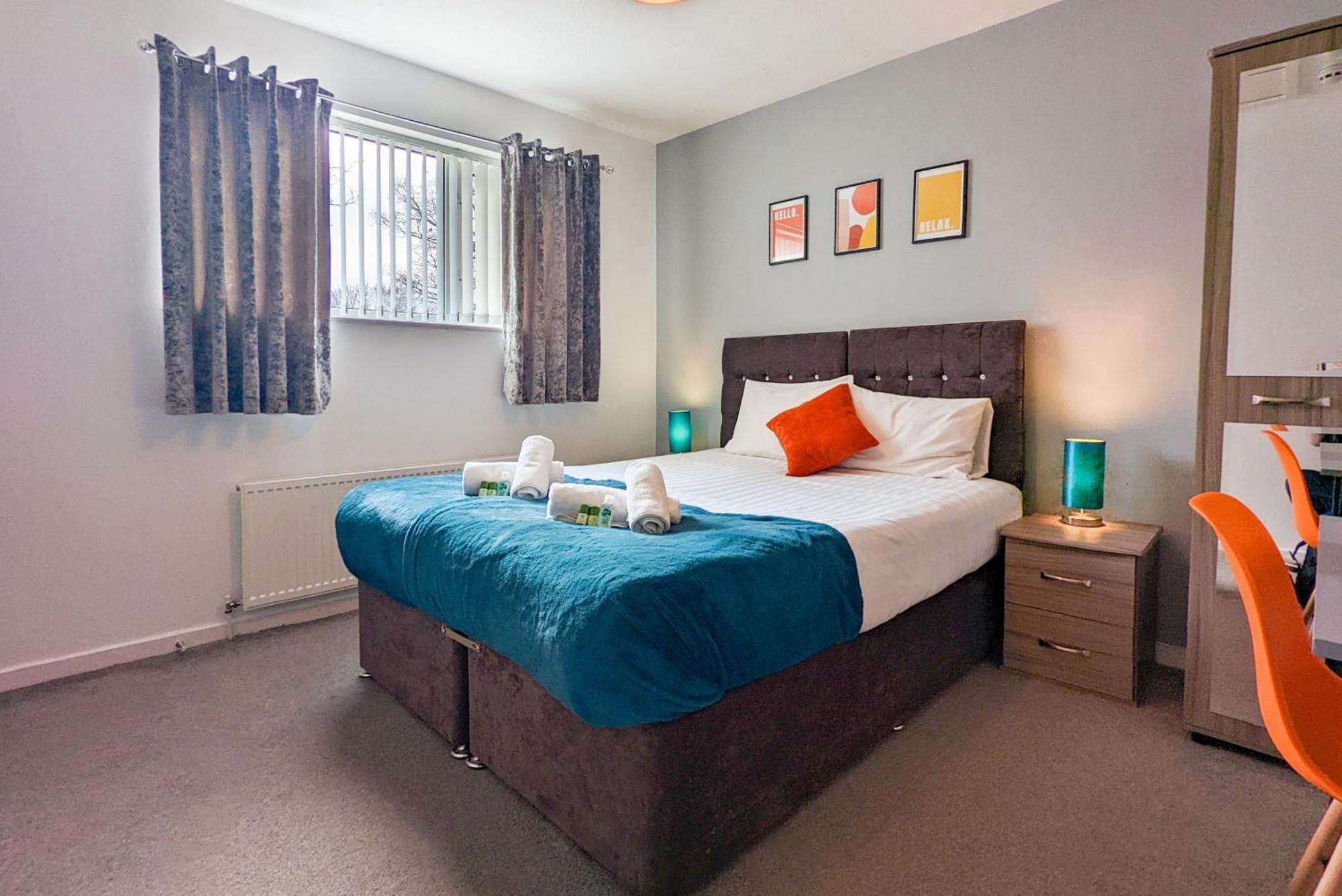 5-Bedroom Contractor House With 10 Beds Free Parking And Free Wifi - Outfield Homes By Your Lettings Short Lets & Serviced Accommodation Питерборо Екстериор снимка