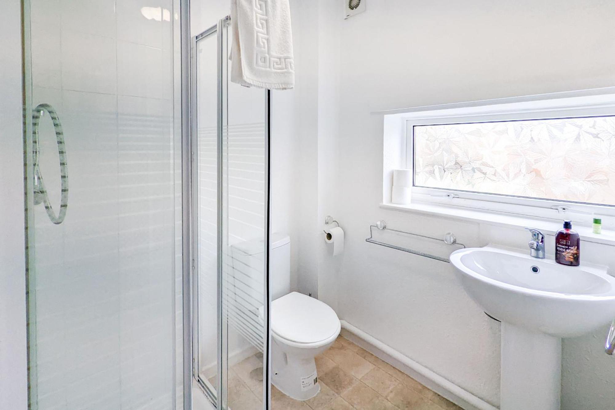 5-Bedroom Contractor House With 10 Beds Free Parking And Free Wifi - Outfield Homes By Your Lettings Short Lets & Serviced Accommodation Питерборо Екстериор снимка