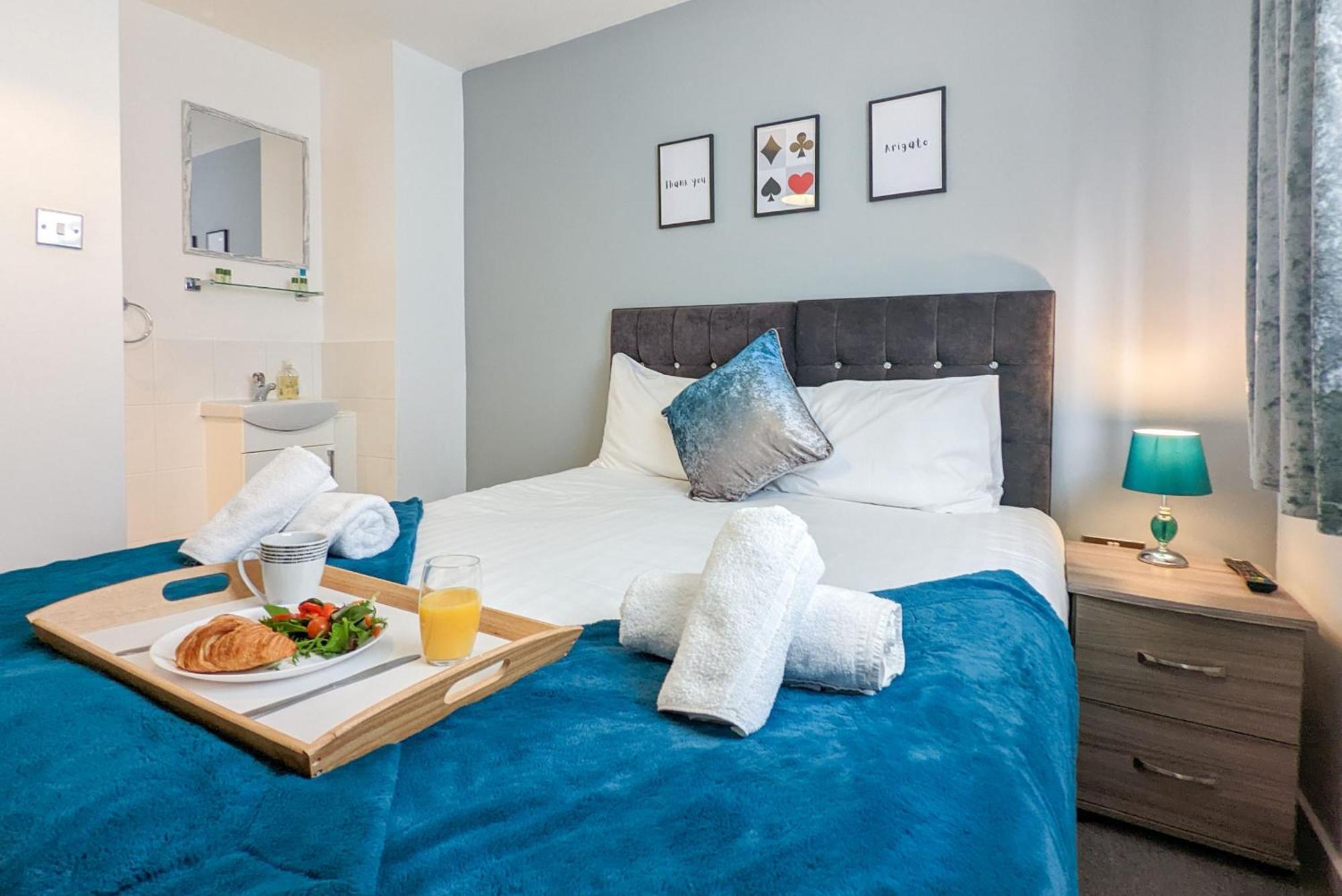 5-Bedroom Contractor House With 10 Beds Free Parking And Free Wifi - Outfield Homes By Your Lettings Short Lets & Serviced Accommodation Питерборо Екстериор снимка