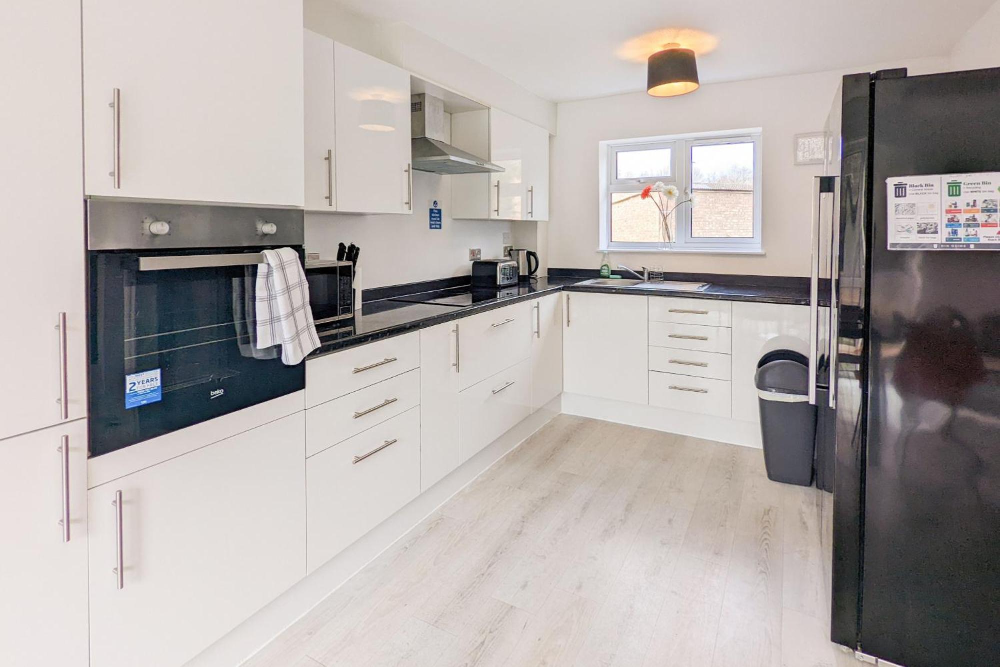 5-Bedroom Contractor House With 10 Beds Free Parking And Free Wifi - Outfield Homes By Your Lettings Short Lets & Serviced Accommodation Питерборо Екстериор снимка
