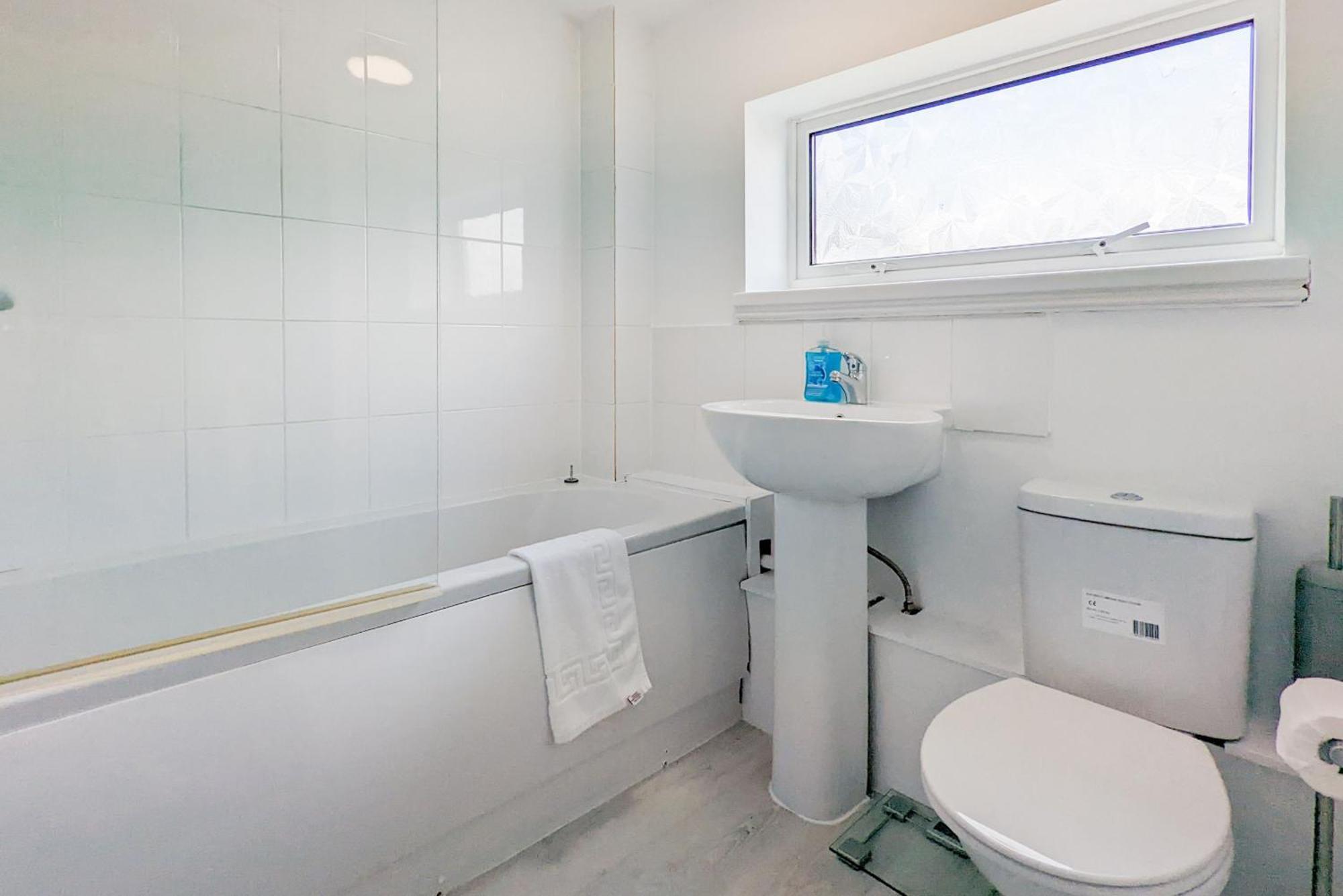 5-Bedroom Contractor House With 10 Beds Free Parking And Free Wifi - Outfield Homes By Your Lettings Short Lets & Serviced Accommodation Питерборо Екстериор снимка