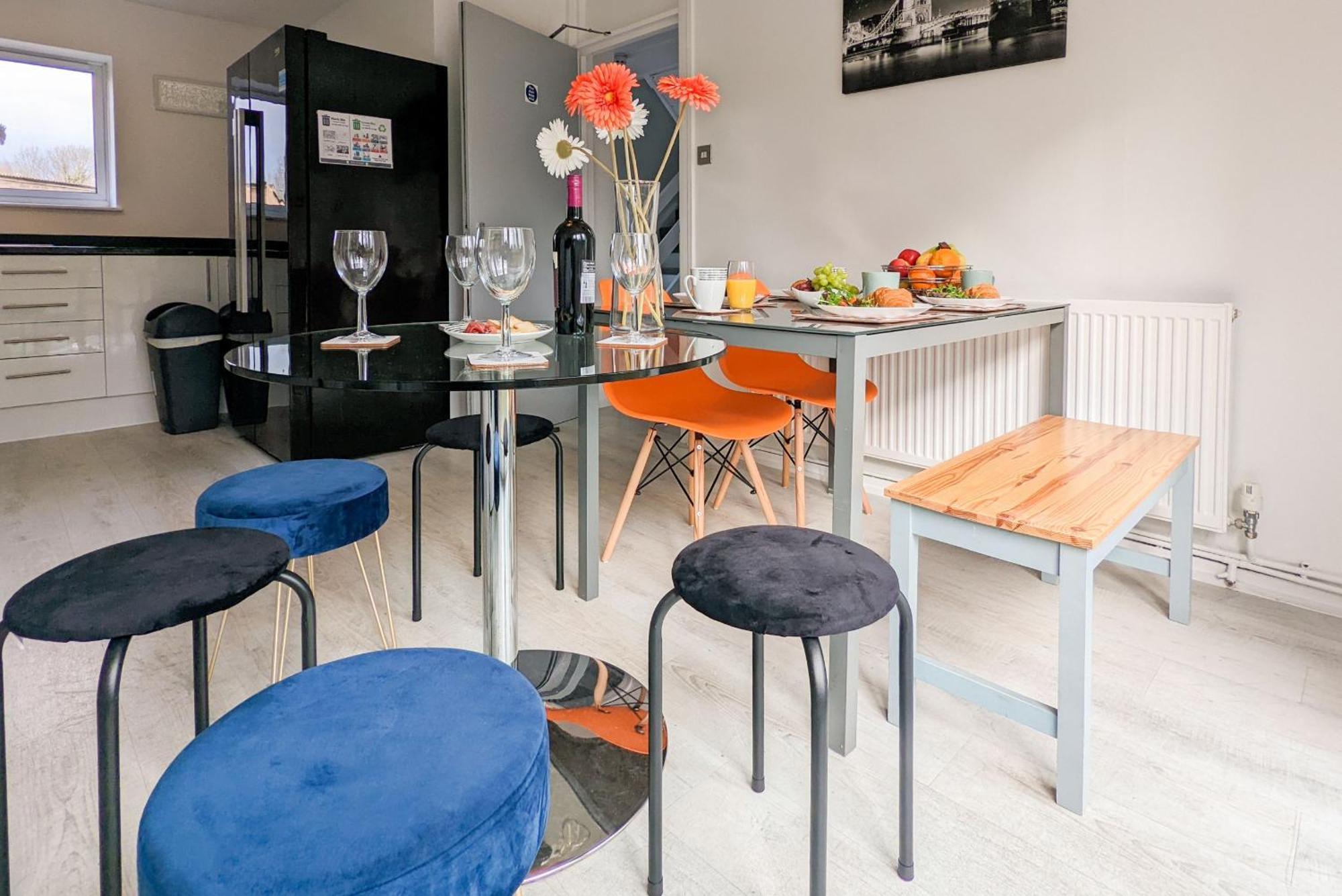 5-Bedroom Contractor House With 10 Beds Free Parking And Free Wifi - Outfield Homes By Your Lettings Short Lets & Serviced Accommodation Питерборо Екстериор снимка