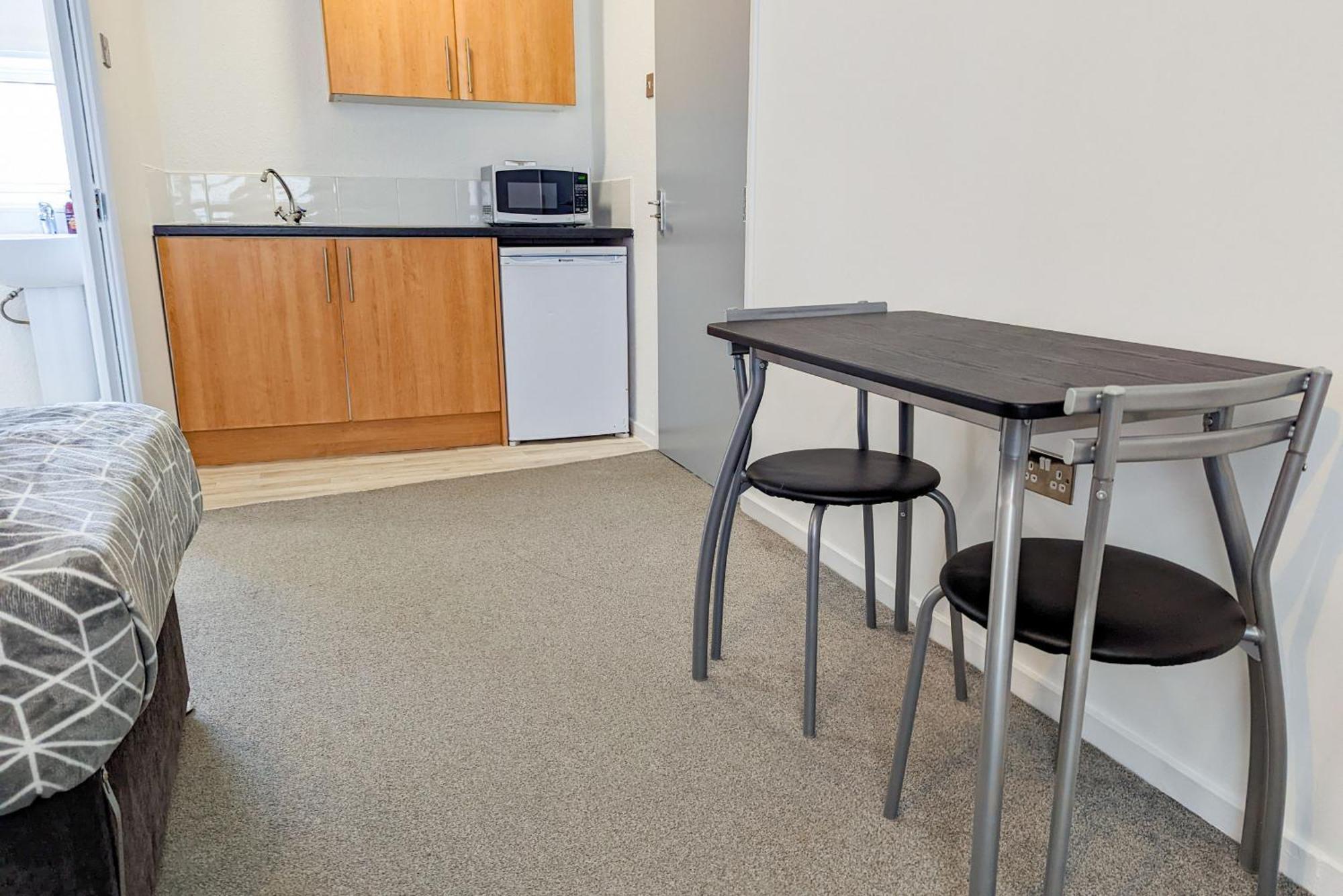 5-Bedroom Contractor House With 10 Beds Free Parking And Free Wifi - Outfield Homes By Your Lettings Short Lets & Serviced Accommodation Питерборо Екстериор снимка
