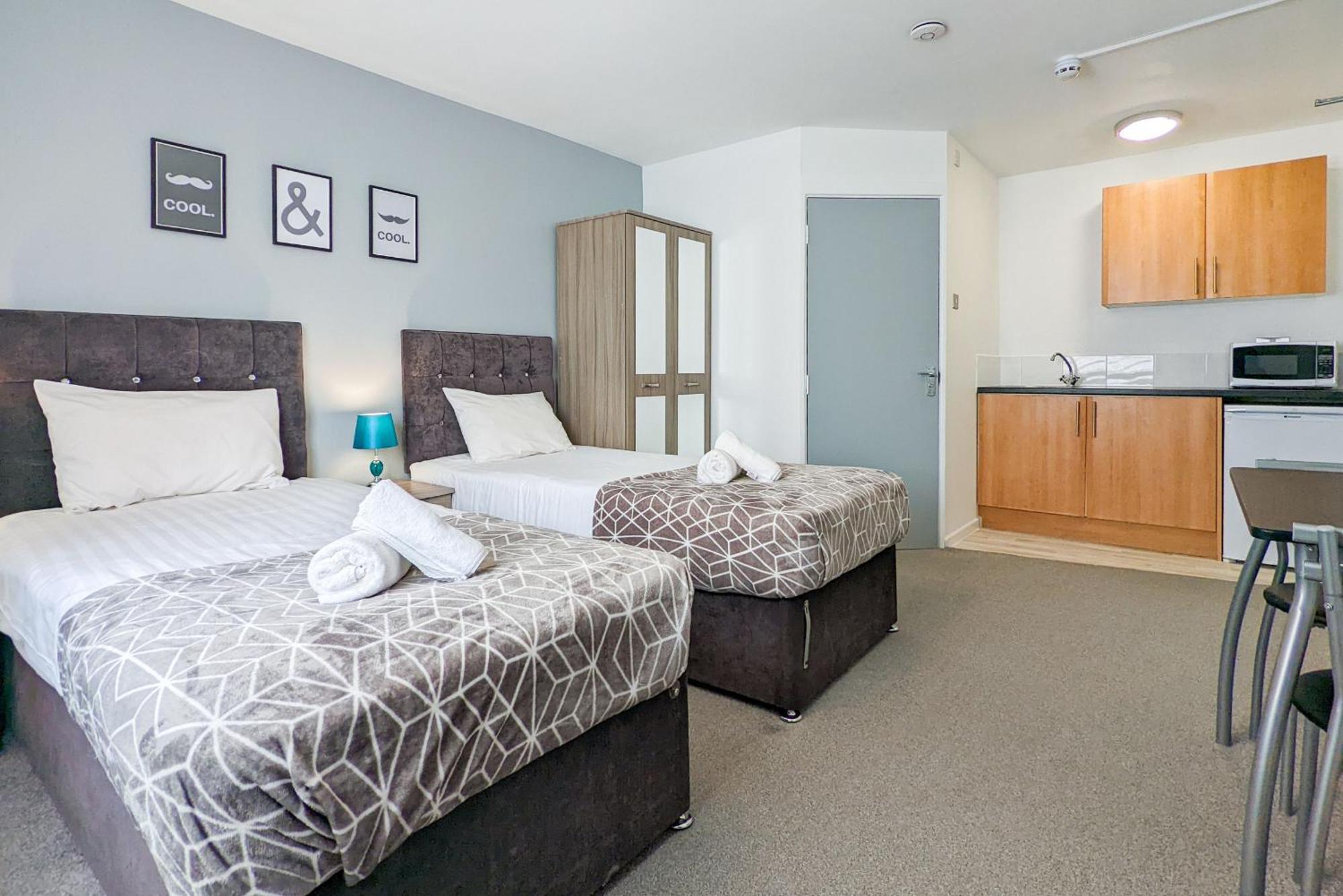 5-Bedroom Contractor House With 10 Beds Free Parking And Free Wifi - Outfield Homes By Your Lettings Short Lets & Serviced Accommodation Питерборо Екстериор снимка