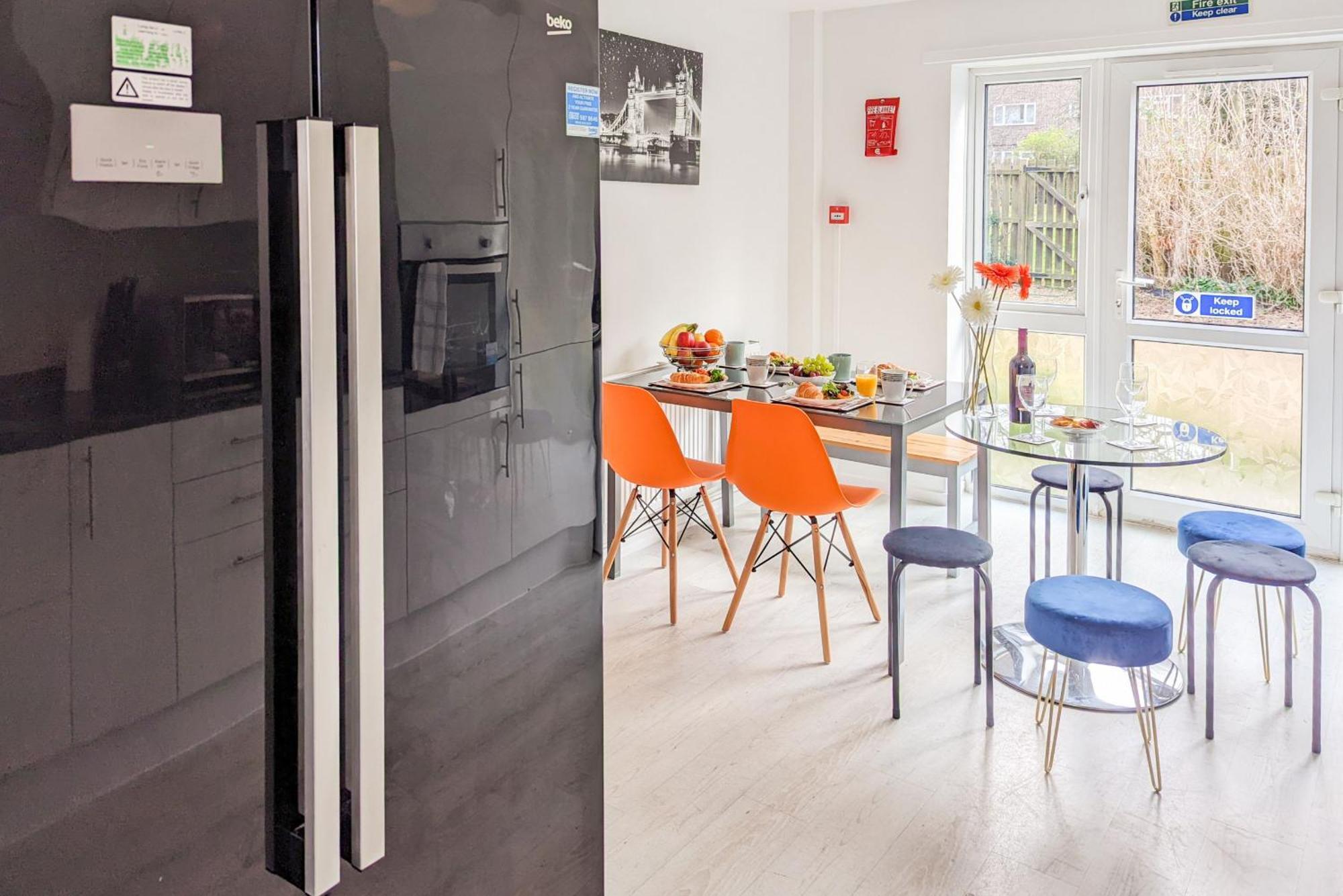 5-Bedroom Contractor House With 10 Beds Free Parking And Free Wifi - Outfield Homes By Your Lettings Short Lets & Serviced Accommodation Питерборо Екстериор снимка